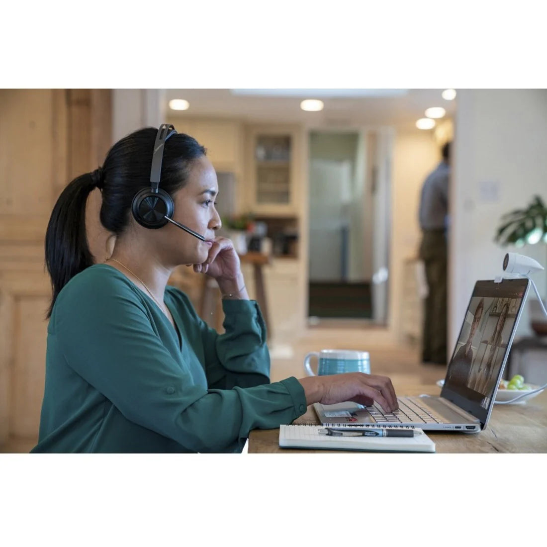 Poly Voyager Focus 2 UC Headset Wired & Wireless USB Type-C Bluetooth Charging Stand Headset Poly
