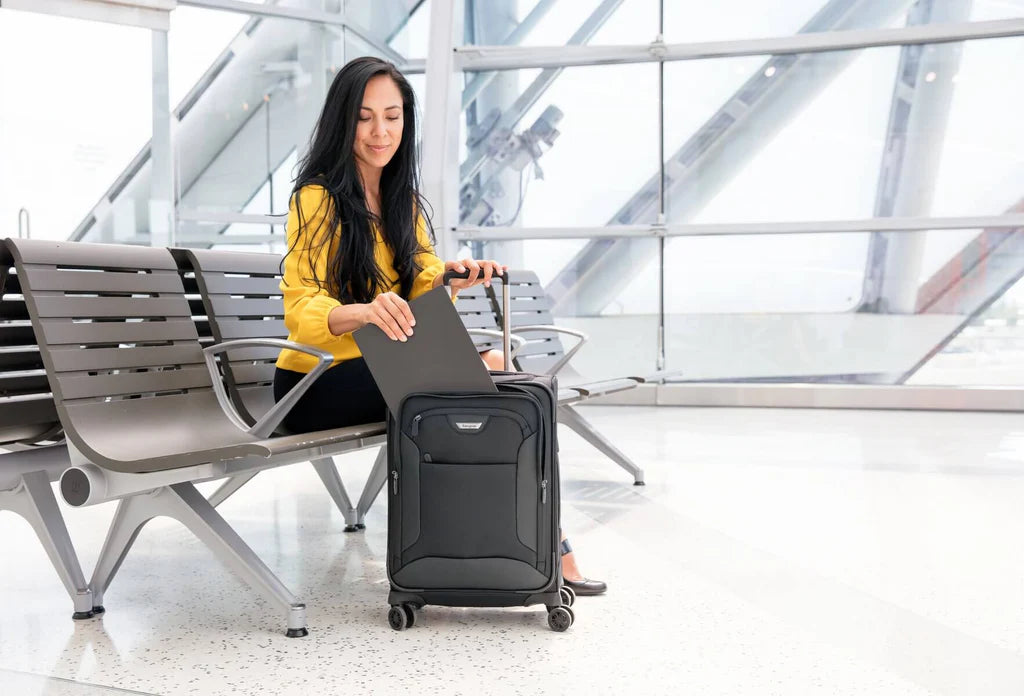 Targus Corporate Traveller 15.6" 4-Wheeled Roller - Black | CUCT04R