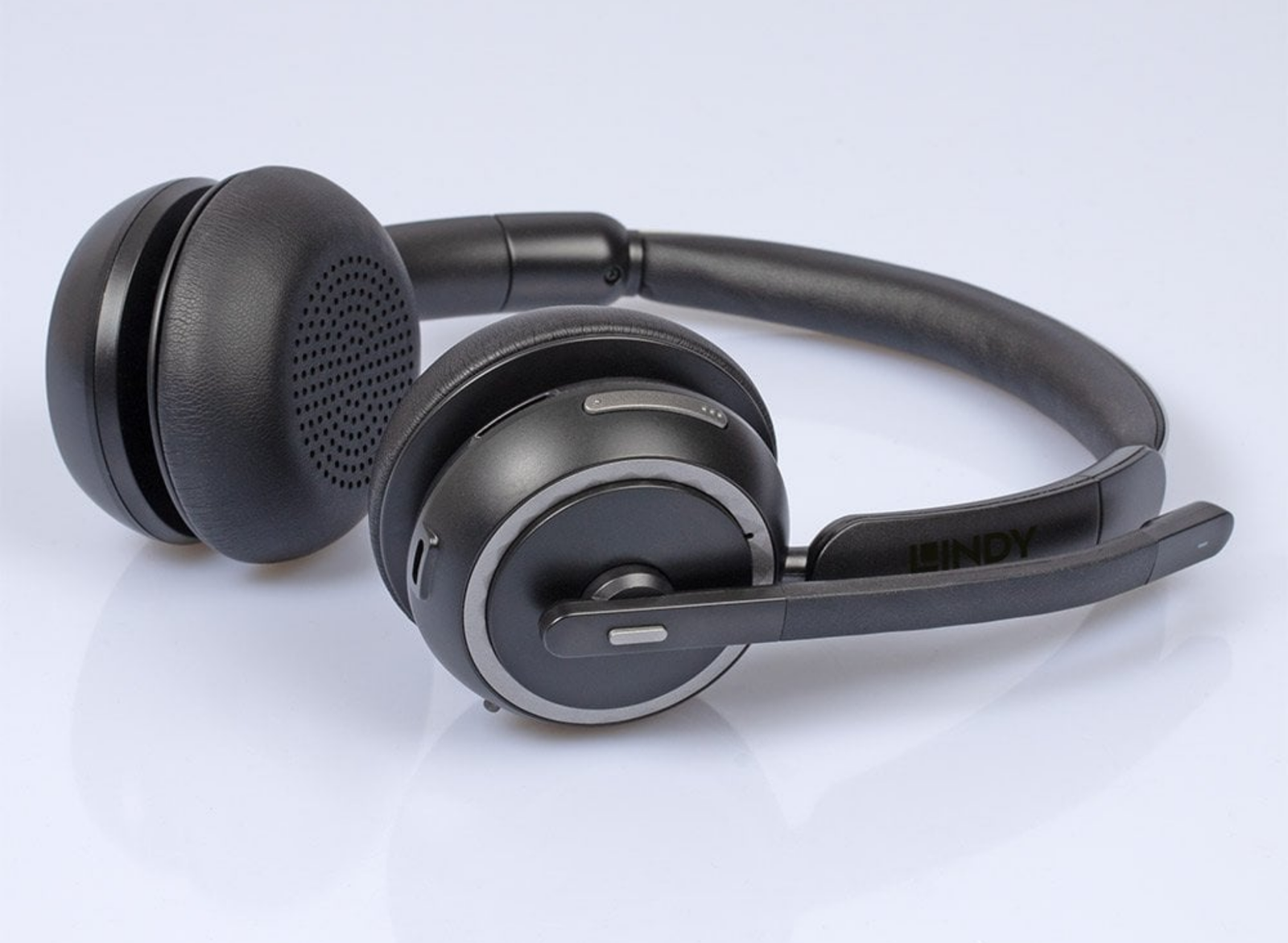 Lindy L118 Wireless Noise Cancelling Headset & Charging Base | 20450 Headset Lindy