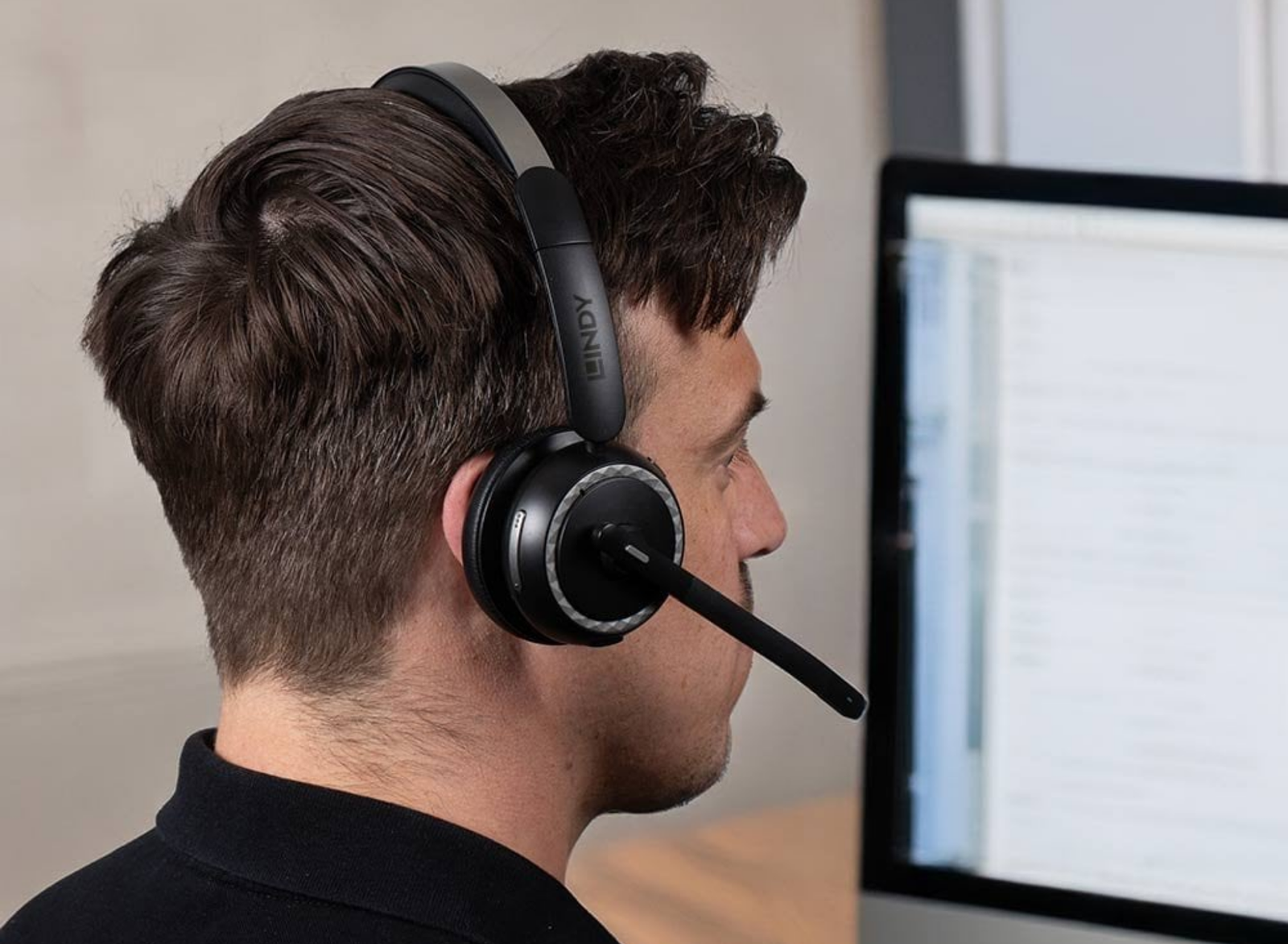 Lindy L118 Wireless Noise Cancelling Headset & Charging Base | 20450 Headset Lindy