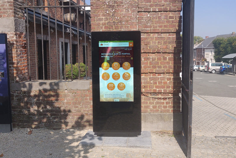 Moove 49" Freestanding PCAP Outdoor Touch Screen Poster | OT49E4-T2