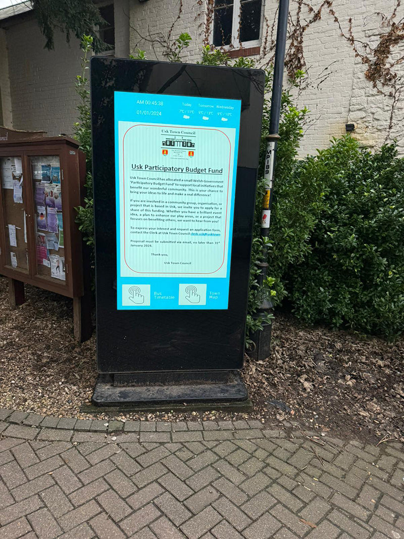 Moove 43" Freestanding PCAP Outdoor Touch Screen Poster | SMB43E4-T2 Freestanding Digital Signage Display ScreenMoove