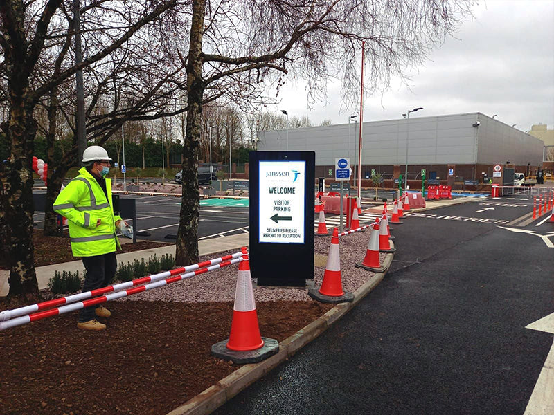 Moove OT65F-T2 – 65" Freestanding PCAP Outdoor Touch Screen Poster