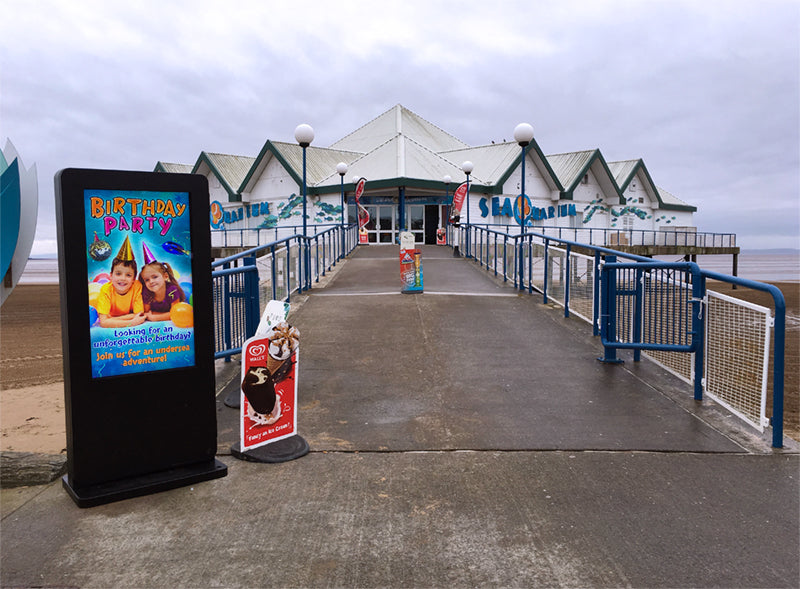 Moove OT65F-T2 – 65" Freestanding PCAP Outdoor Touch Screen Poster