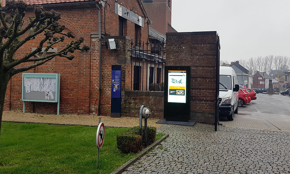 Moove OT65F-T2 – 65" Freestanding PCAP Outdoor Touch Screen Poster