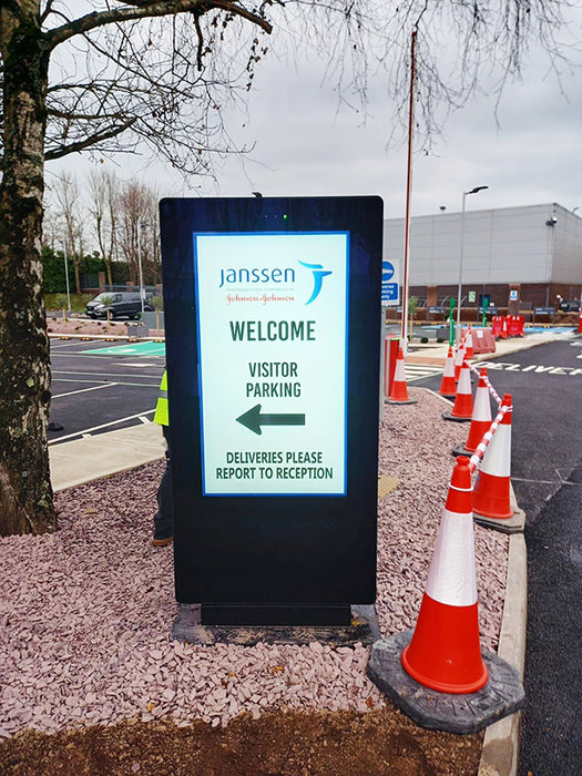 Moove OT65F-T2 – 65" Freestanding PCAP Outdoor Touch Screen Poster