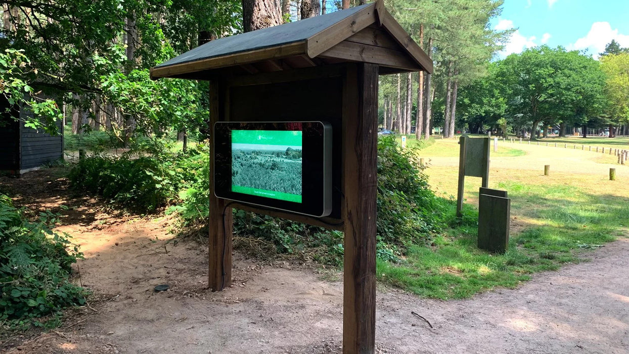 Moove 55" Wall-Mounted PCAP Outdoor Touch Screen