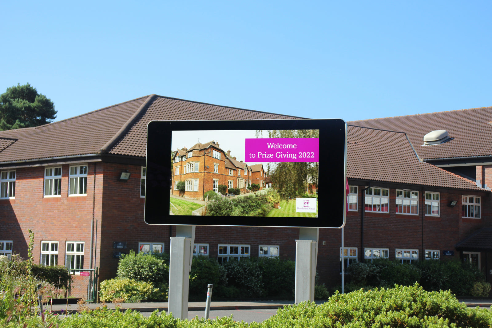 Moove SMB65F-T2 – 65" Wall-Mounted PCAP Outdoor Touch Screen