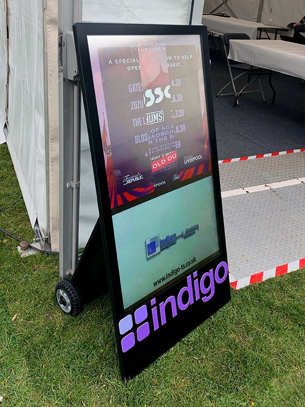Moove 43" Outdoor Digital Android Battery A-Boards – 700CD/M² Freestanding Digital Signage Display ScreenMoove