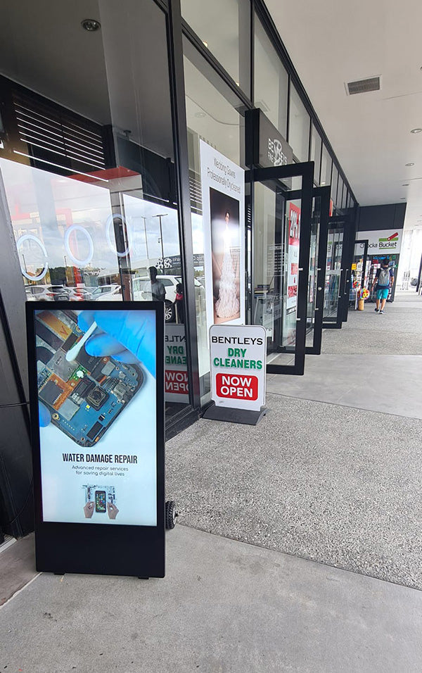 Moove 43" Outdoor Digital Android Battery A-Boards – 700CD/M² Freestanding Digital Signage Display ScreenMoove