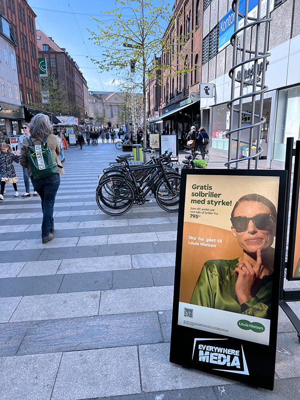 Moove 43" Outdoor Digital Android Battery A-Boards – 700CD/M² Freestanding Digital Signage Display ScreenMoove