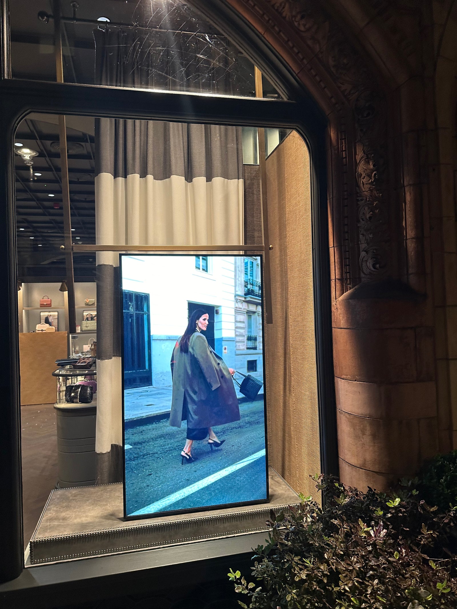 Ultra High Brightness Window Display - 3500cd/m2 Candela High Brightness Digital Signage ScreenMoove