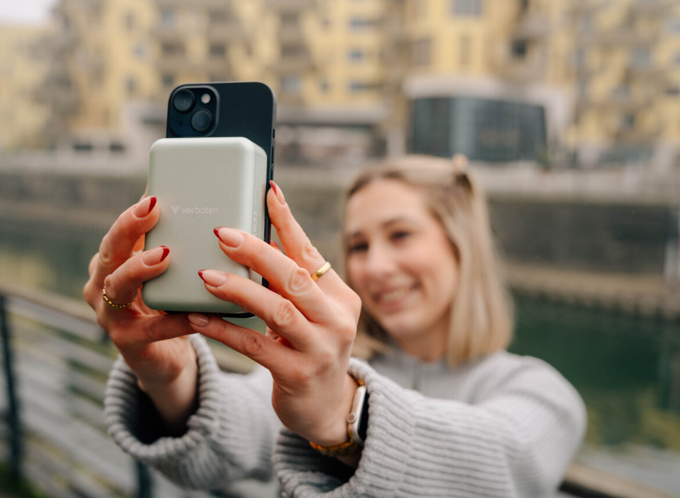 Verbatim Charge 'n' Go Essential Magnetic Wireless Charging Power Bank 20000 mAh - Green | 32224