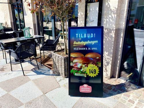 Moove SMBAB43HD8 – 43" Black Outdoor High Brightness Digital Battery A-Board | 1500 cd/m² Freestanding Digital Signage Display ScreenMoove
