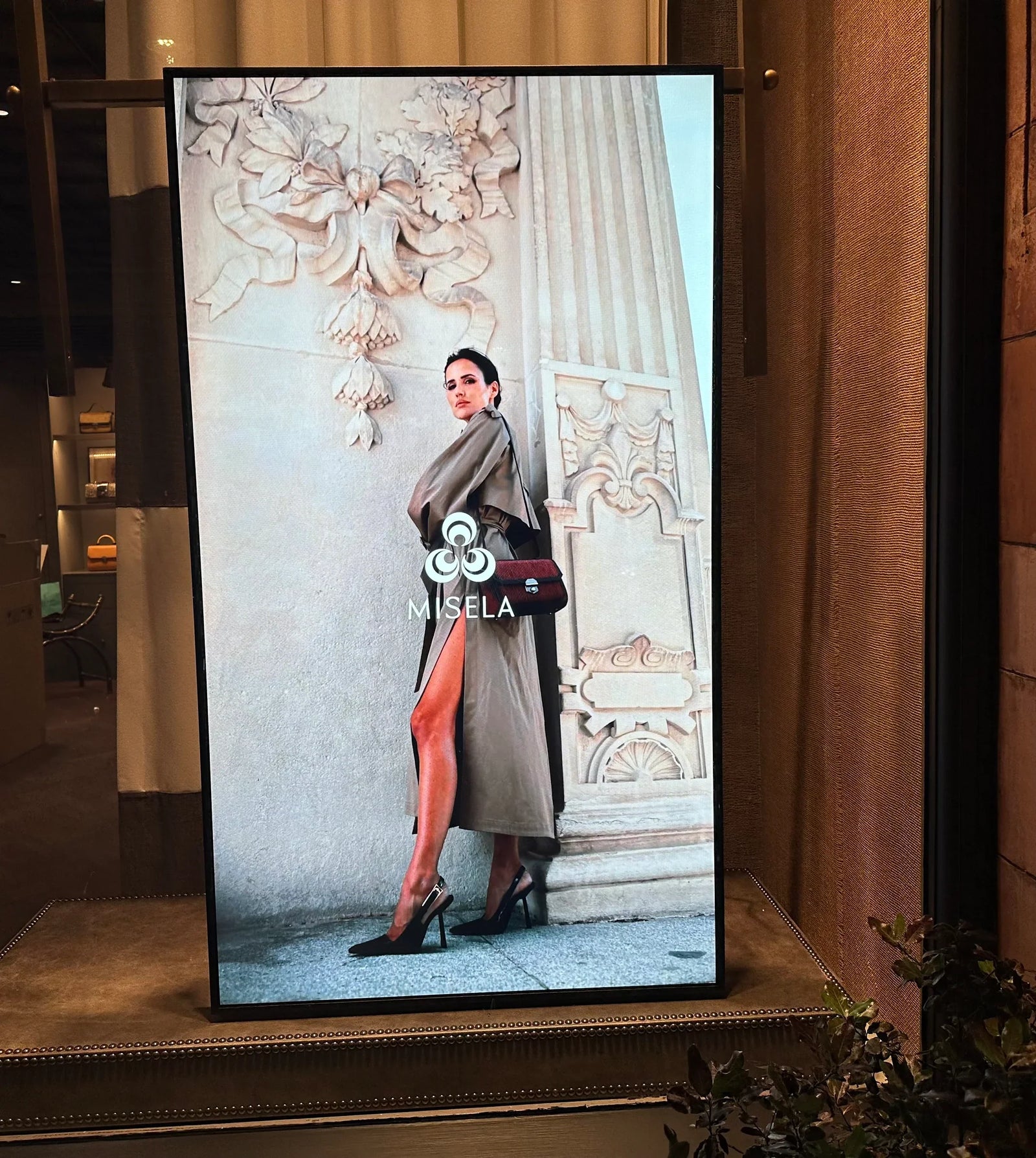 Moove 32" Ultra High Brightness 3000 cd/m2 Digital Window Display - Direct Sunlight Display High Brightness Digital Signage ScreenMoove