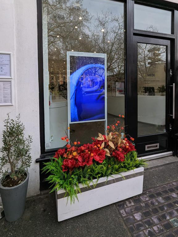 Moove SMBLUDS49 – 49" White Double-Sided Ultra High Brightness Digital Display | 3500 cd/m² Floor Standing Signage High Brightness Digital Signage ScreenMoove