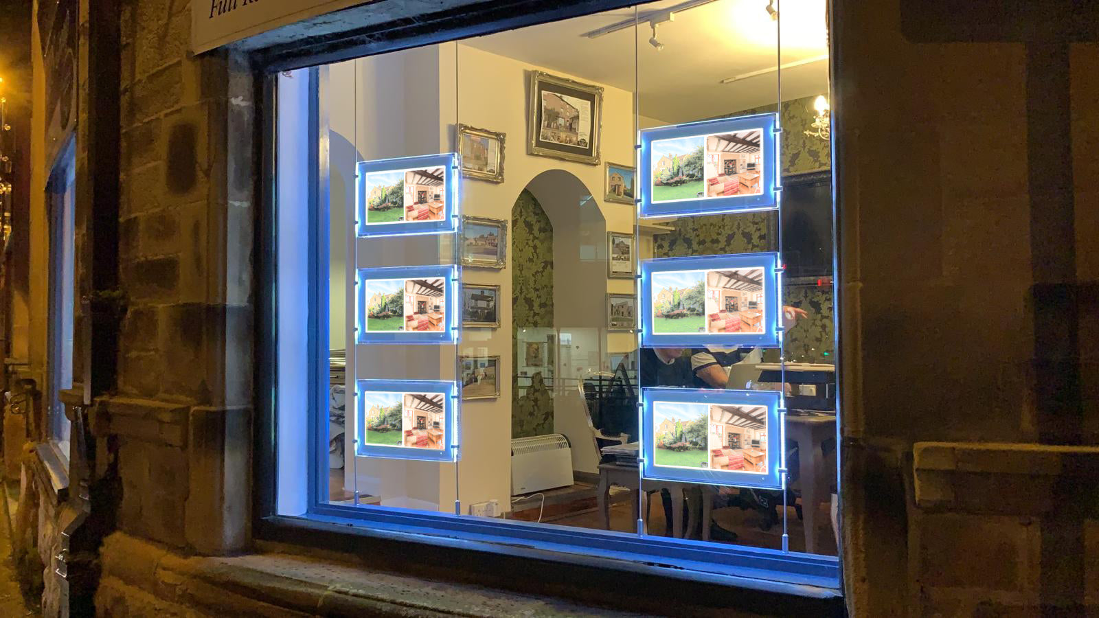 Estate Agent Window Display Screen - 15" Digital Rod Display High Brightness Digital Signage ScreenMoove